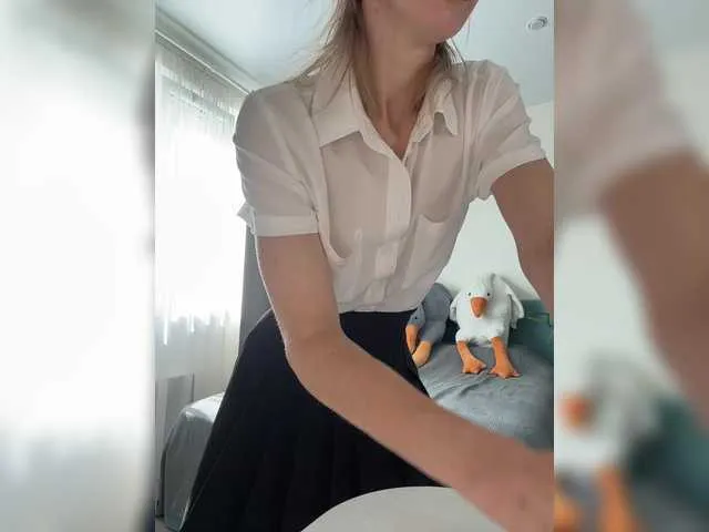 MiraKova – webcam model profile photo Image 2