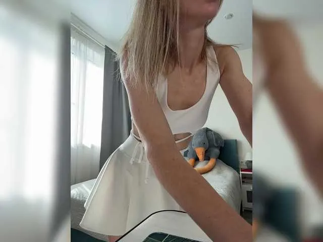 MiraKova – webcam model profile photo Image 5