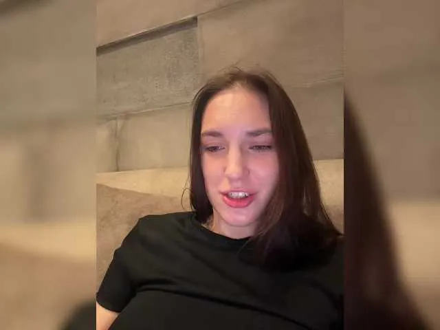 Bella – webcam model profile photo Image 2