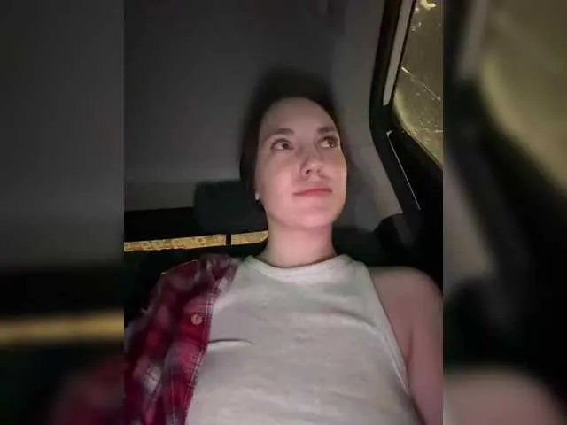 Bella – webcam model profile photo Image 4