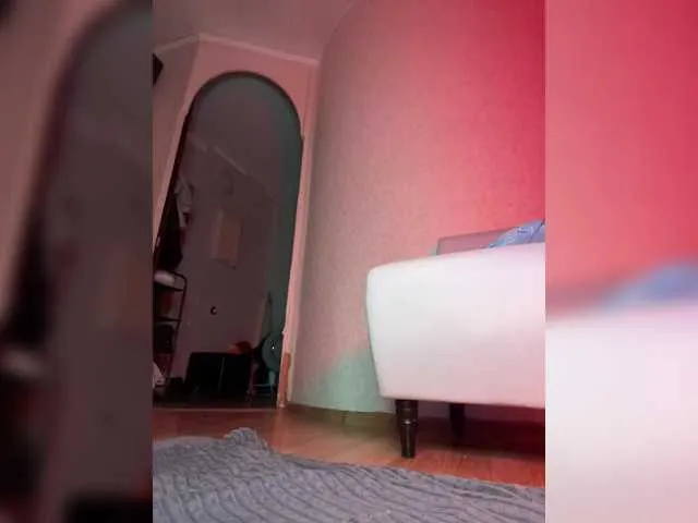 MiraKova – webcam model profile photo Image 2