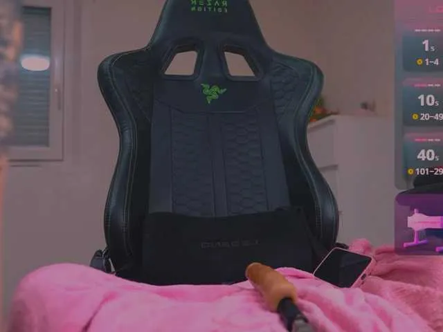 Carine – webcam model profile photo Image 17