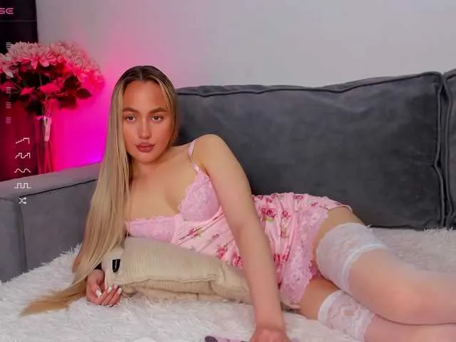 MiraKova – webcam model profile photo Image 13