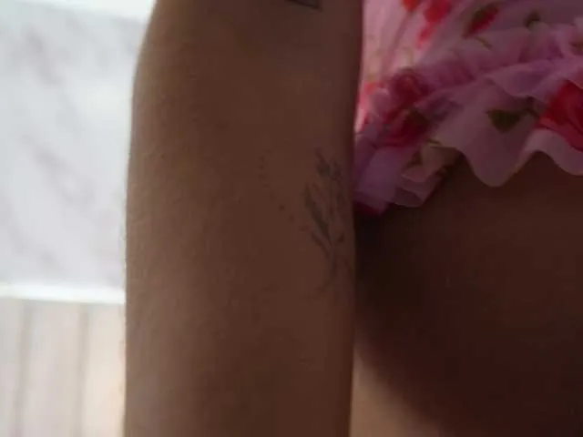 MiaLiaHot – webcam model profile photo Image 17