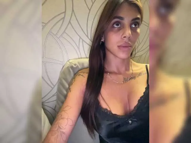 Carine – webcam model profile photo Image 2