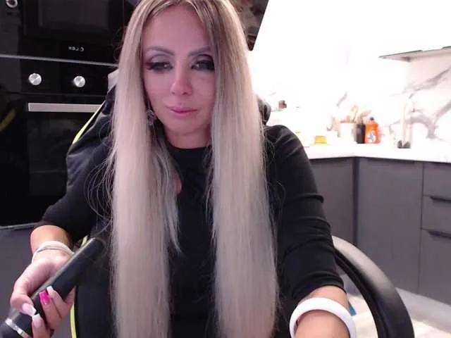 Dolce – webcam model profile photo Image 11