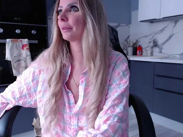 Dolce – webcam model profile photo Image 2