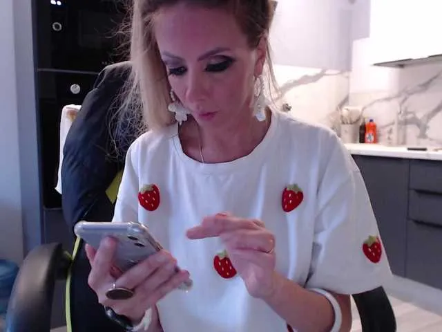 Dolce – webcam model profile photo Image 5