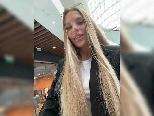 Dolce – webcam model profile photo Image 10