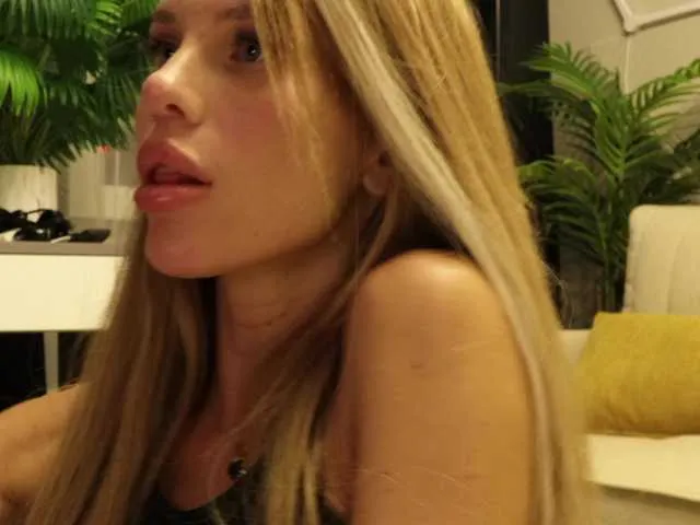 Dolce – webcam model profile photo Image 15