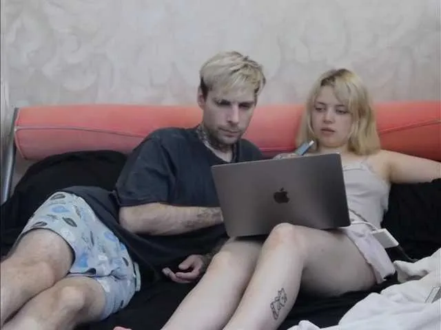 Carine – webcam model profile photo Image 2