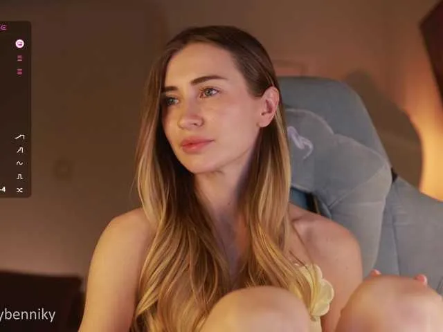 MiraKova – webcam model profile photo Image 10