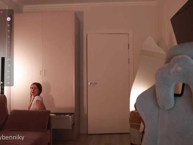 MiraKova – webcam model profile photo Image 12