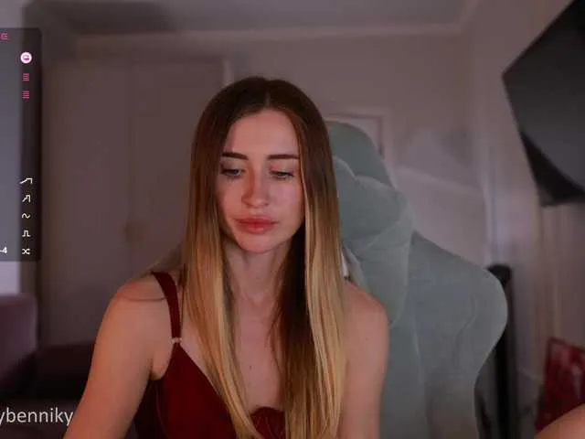 MiraKova – webcam model profile photo Image 15