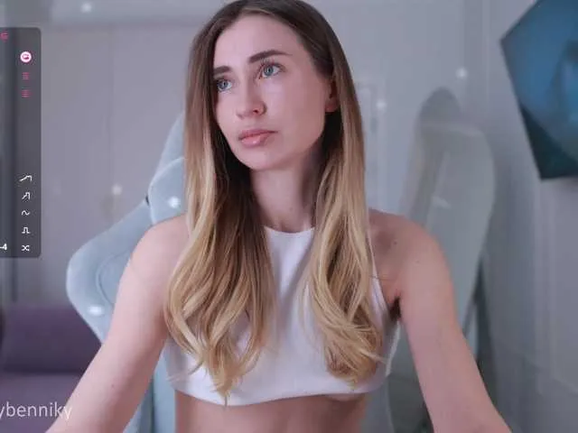 MiraKova – webcam model profile photo Image 4