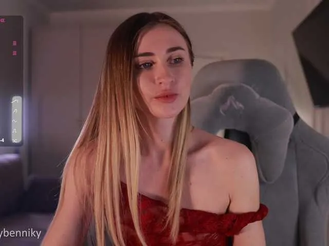 MiraKova – webcam model profile photo Image 5