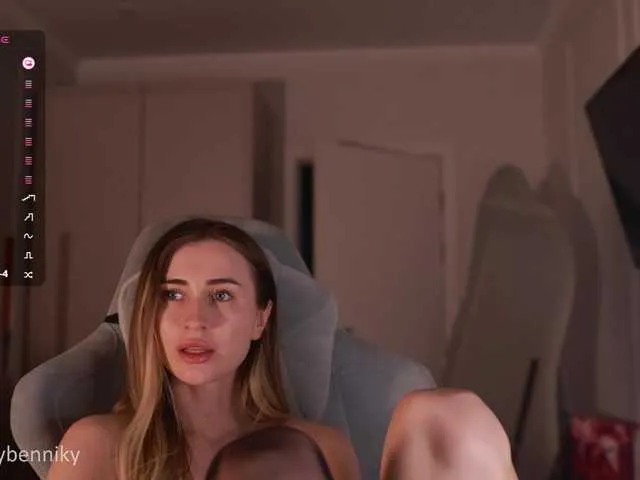 MiraKova – webcam model profile photo Image 7