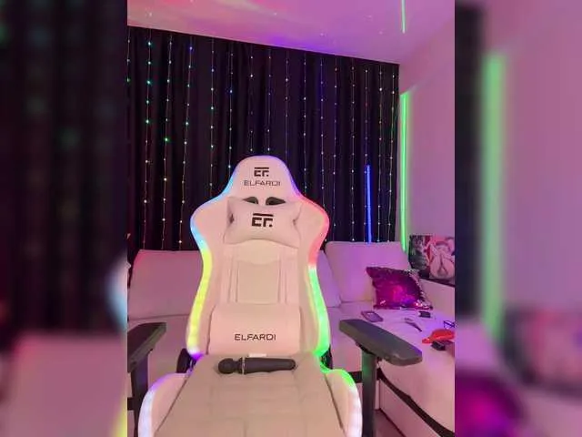 Bella – webcam model profile photo Image 17