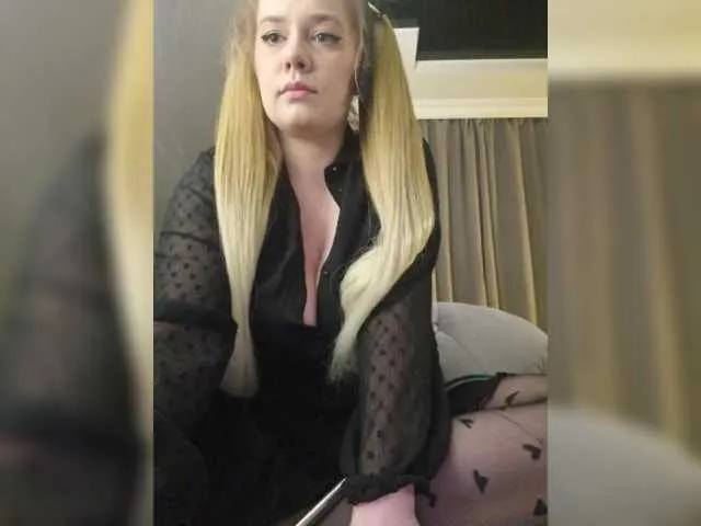 Sarawhitee – webcam model profile photo Image 2