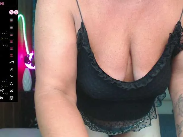 Dolce – webcam model profile photo Image 3