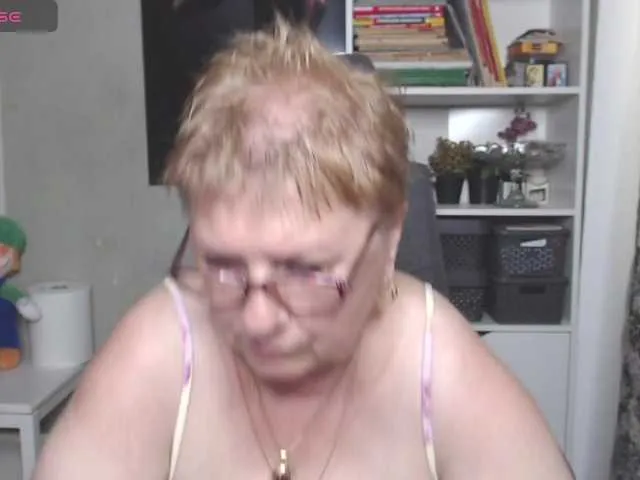 Dolce – webcam model profile photo Image 17