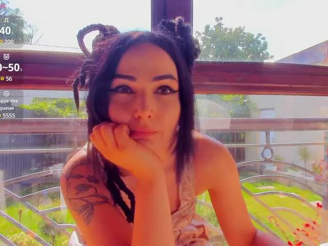 LeyahSummer – webcam model profile photo Image 2