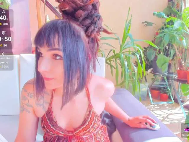 LeyahSummer – webcam model profile photo Image 9