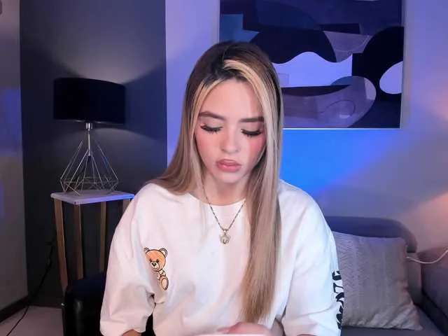 Dolce – webcam model profile photo Image 15