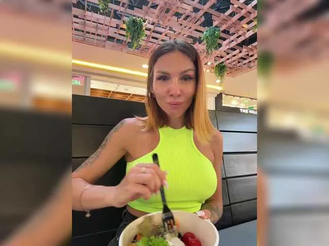 Carine – webcam model profile photo Image 7