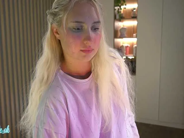 MiraKova – webcam model profile photo Image 14