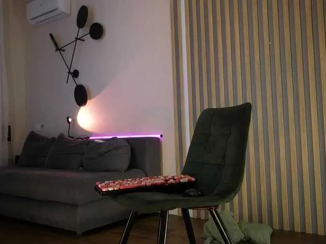 MiraKova – webcam model profile photo Image 6