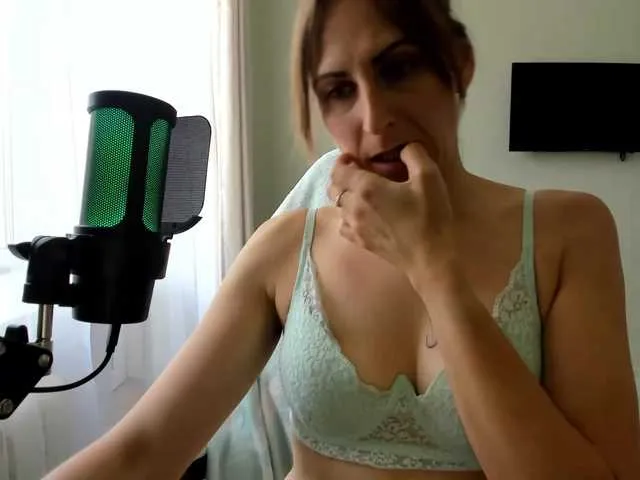 LallyRose – webcam model profile photo Image 3