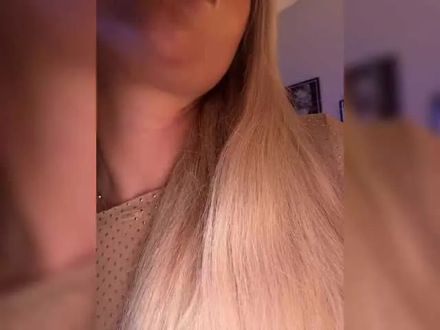 EllyNora – webcam model profile photo Image 12