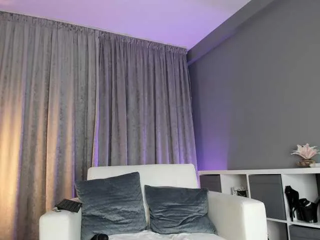 Dolce – webcam model profile photo Image 12