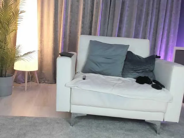 Dolce – webcam model profile photo Image 13