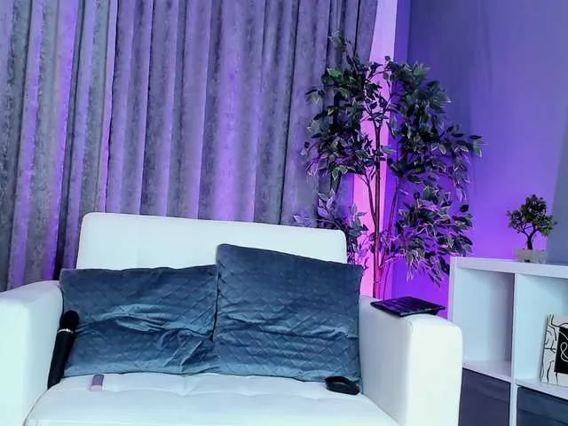 Dolce – webcam model profile photo Image 5