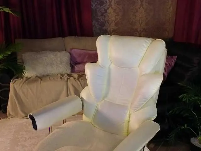 Carine – webcam model profile photo Image 18