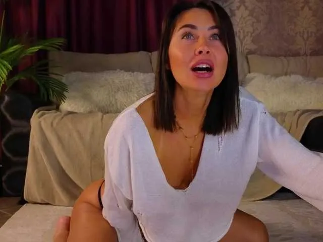 Carine – webcam model profile photo Image 19