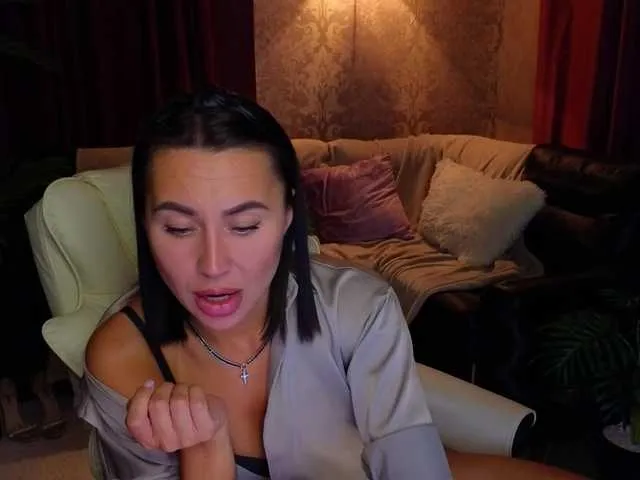 Carine – webcam model profile photo Image 9