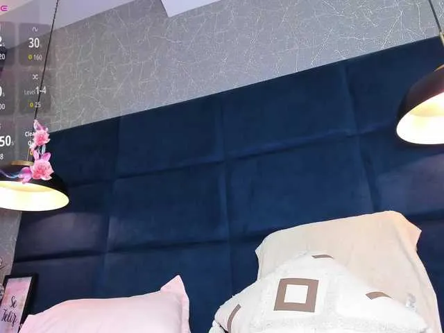 Dolce – webcam model profile photo Image 9