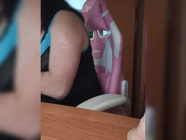 Dolce – webcam model profile photo Image 5