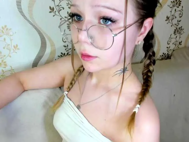 Carine – webcam model profile photo Image 12