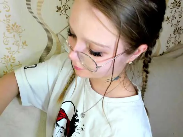 Carine – webcam model profile photo Image 13