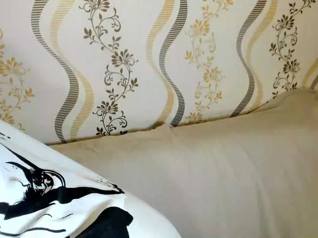 Carine – webcam model profile photo Image 14