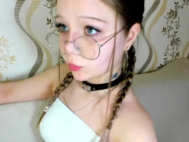 Carine – webcam model profile photo Image 16