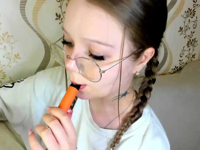 Carine – webcam model profile photo Image 17