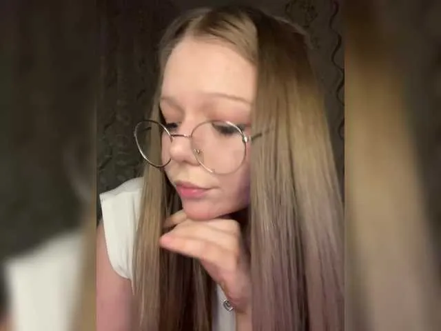 Carine – webcam model profile photo Image 2