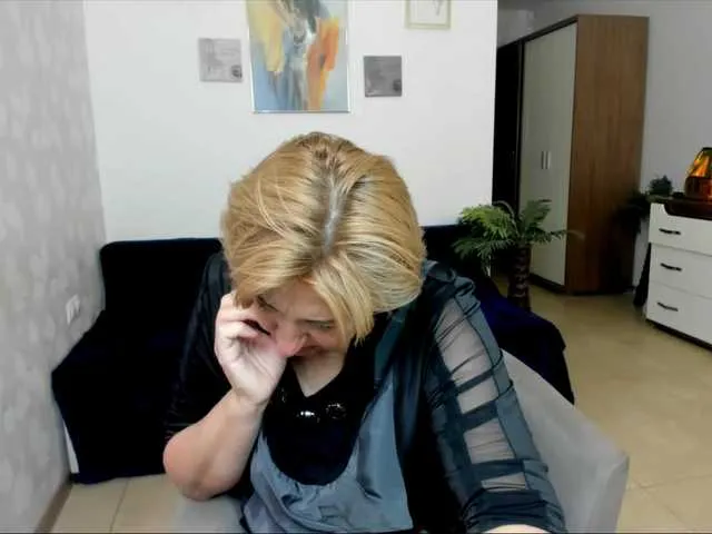 Dolce – webcam model profile photo Image 2