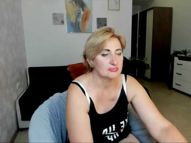 Dolce – webcam model profile photo Image 4