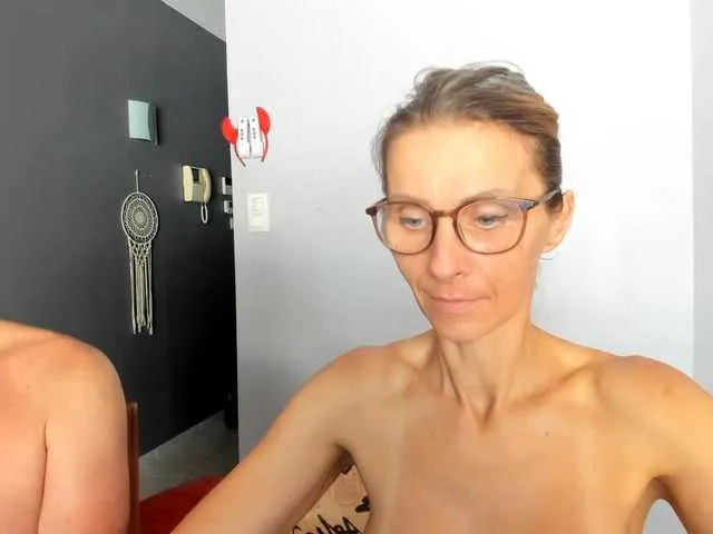 Carine – webcam model profile photo Image 2